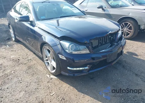 2013 Mercedes-Benz C 350 Sport 4Matic z USA, uszkodzony, nr VIN WDDGJ8JB4DG078701